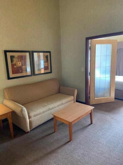 Clarion Pointe Hotel Rimbey Eksteriør billede