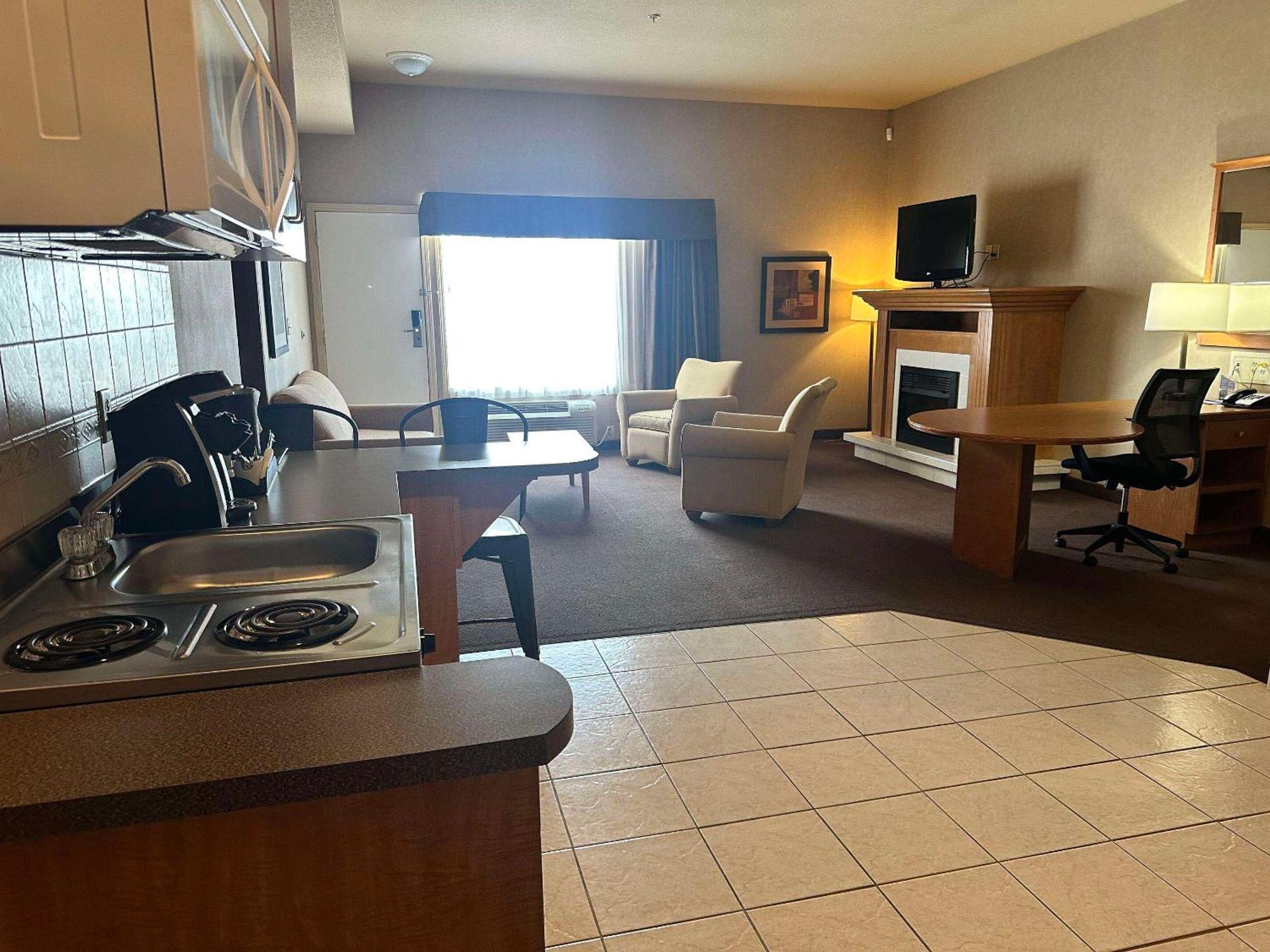 Clarion Pointe Hotel Rimbey Eksteriør billede