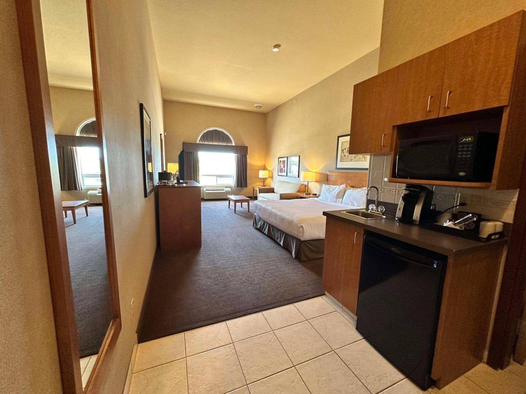Clarion Pointe Hotel Rimbey Eksteriør billede